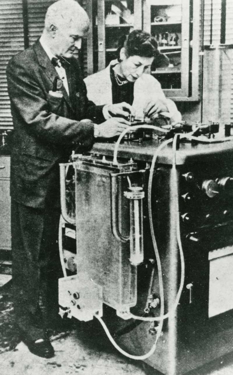 Mary Maly Hopkinson Gibbon (left) and Dr. John H. Gibbon Jr. with a version of the heart-lung machine. (Photo courtesy of the Siegman Archives at Thomas Jefferson University, Philadelphia)